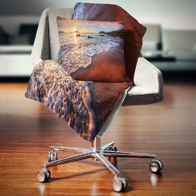 Silk blankets with a smooth and elegant touchSilk blankets with a smooth and elegant touchDesignart 'Stunning Ocean Beach at Sunset' Seashore Throw Blanket