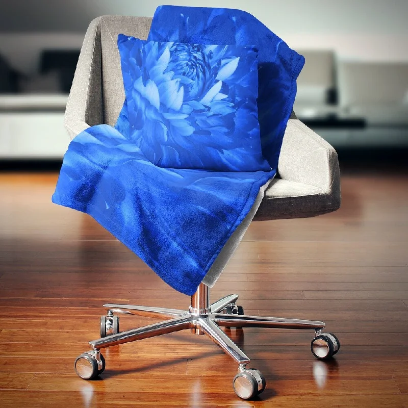 Cotton blankets for breathability and a lightweight feelCotton blankets for breathability and a lightweight feelDesignart 'Bright Blue Flower Petals' Floral Throw Blanket