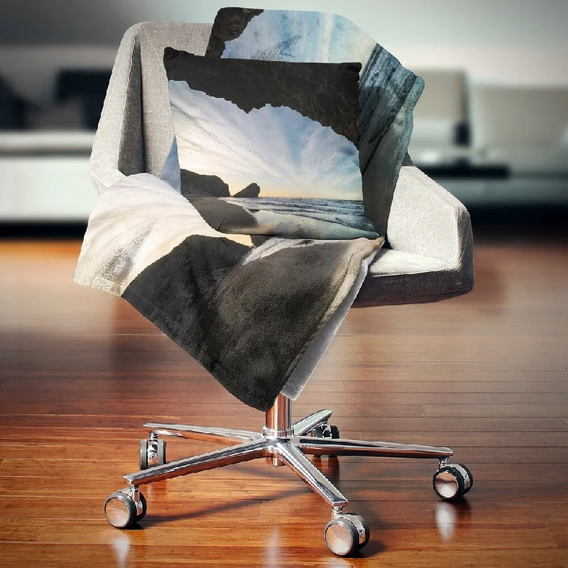 Linen blankets with a rustic and textured lookLinen blankets with a rustic and textured lookDesignart 'Monsul Beach during Sunset' Seashore Throw Blanket Linen blankets with a rustic and textured lookLinen blankets with a rustic and textured lookDesignart 'Monsul Beach during Sunset' Seashore Throw Blanket