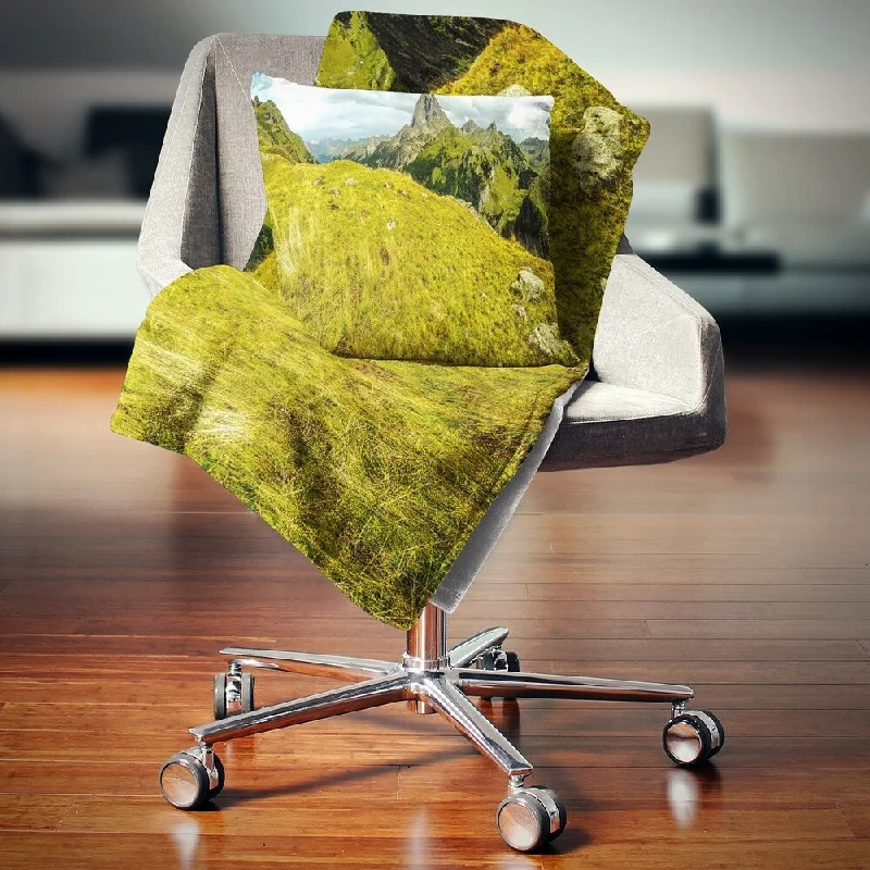 King - size blankets to cover large beds comfortablyKing - size blankets to cover large beds comfortablyDesignart 'Bright Green Mountain Panorama' Landscape Fleece Throw Blanket King - size blankets to cover large beds comfortablyKing - size blankets to cover large beds comfortablyDesignart 'Bright Green Mountain Panorama' Landscape Fleece Throw Blanket