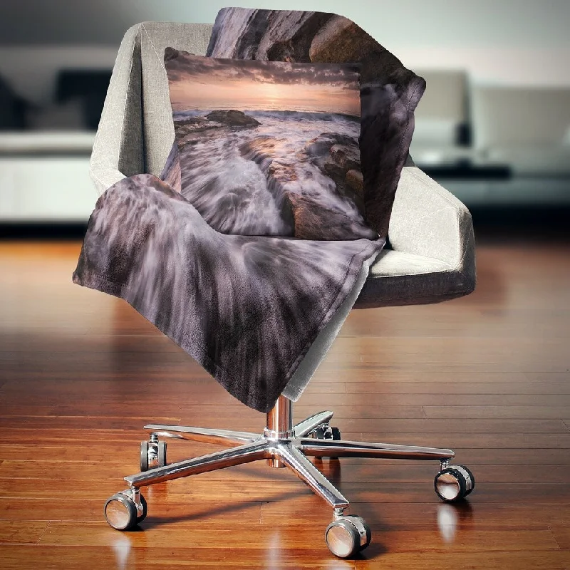 Linen blankets with a rustic and textured lookLinen blankets with a rustic and textured lookDesignart 'Exotic Flow of Waters over Rocks' Seashore Throw Blanket