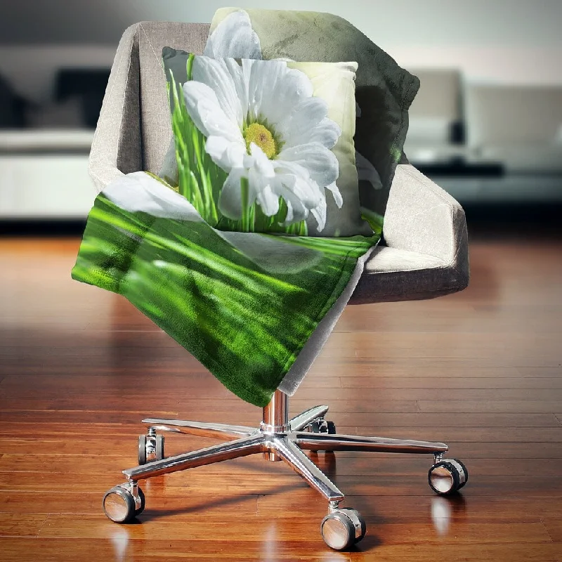 Bamboo fiber blankets with natural antibacterial propertiesBamboo fiber blankets with natural antibacterial propertiesDesignart 'Single Beautiful Daisy Flower' Flower Throw Blanket Bamboo fiber blankets with natural antibacterial propertiesBamboo fiber blankets with natural antibacterial propertiesDesignart 'Single Beautiful Daisy Flower' Flower Throw Blanket