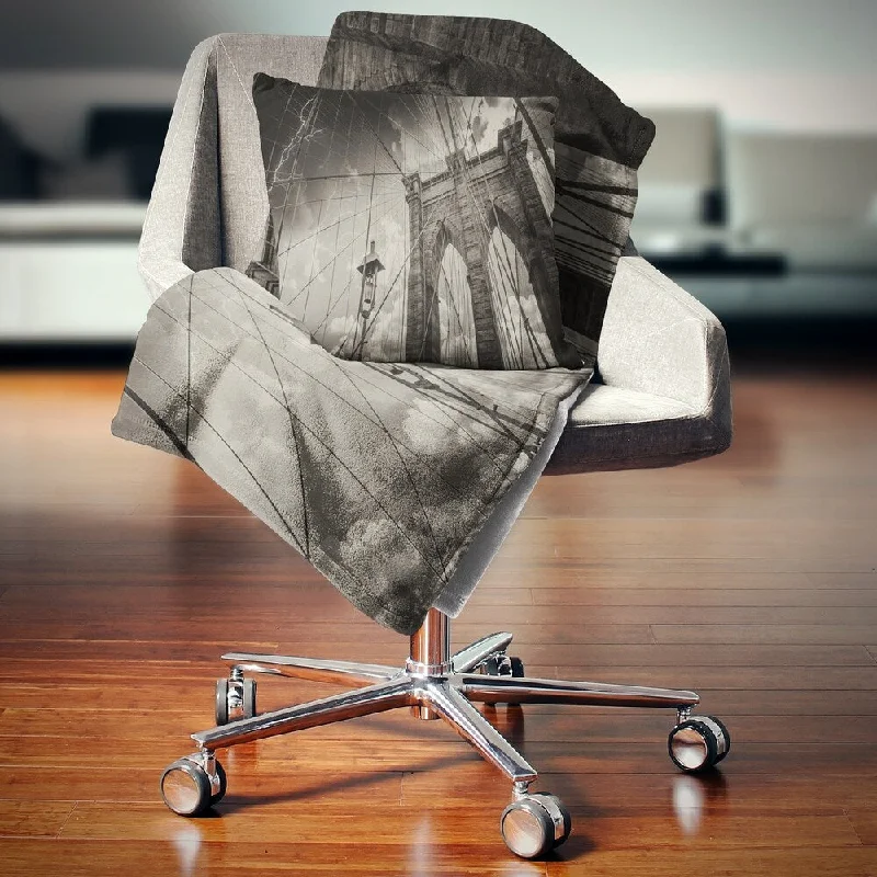 Chenille blankets with a thick and fuzzy textureChenille blankets with a thick and fuzzy textureDesignart 'Upward View of Brooklyn Bridge' Cityscape Photo Throw Blanket Chenille blankets with a thick and fuzzy textureChenille blankets with a thick and fuzzy textureDesignart 'Upward View of Brooklyn Bridge' Cityscape Photo Throw Blanket