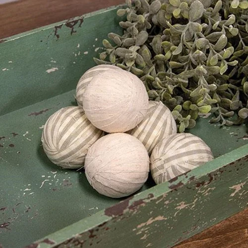 Bed skirts with a flannel material for a cozy winter option6/Set Natural Striped Rag Balls